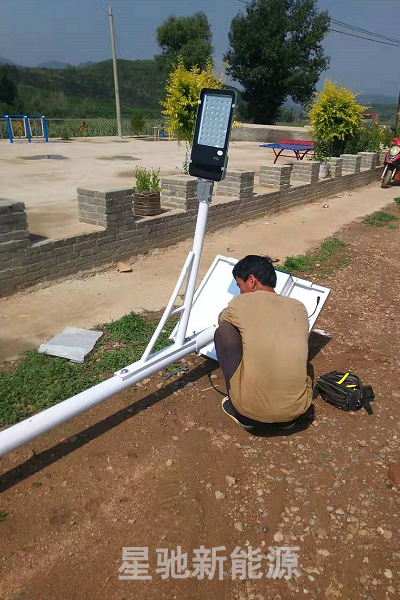 太陽(yáng)能路燈批發(fā)價(jià)格5米高多少錢(qián)